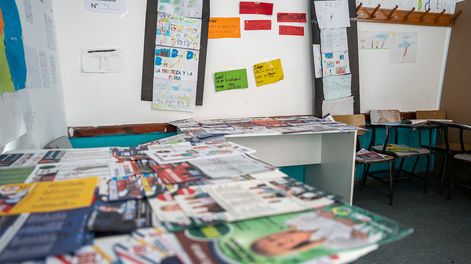 Mesa con listas de votación en las elecciones internas