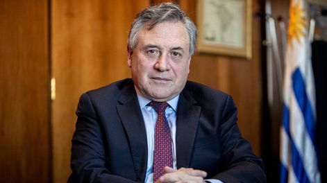 Ministro de Industria, Omar Paganini, durante la entrevista con Búsqueda Foto: Mauricio Zina / adhocFOTOS