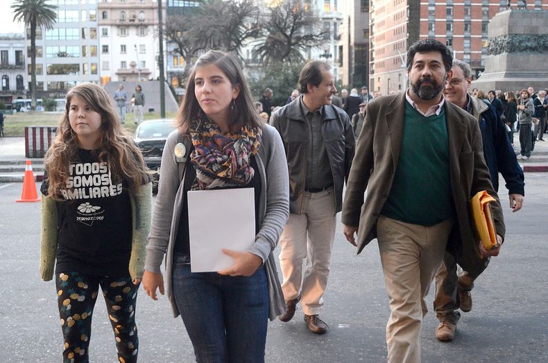 Nelson Villarreal, en 2015, junto a integrantes de las Redes Frenteamplistas, que se congregaron en la plaza Independencia para entregar una carta al entonces presidente, Tabaré Vázquez, para pedir la renuncia de quien era ministro de Defensa, Eleuterio Fernández Huidobro.