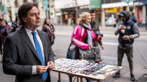 Recorrida de Luis Lacalle Pou por la calle 18 de Julio en Montevideo