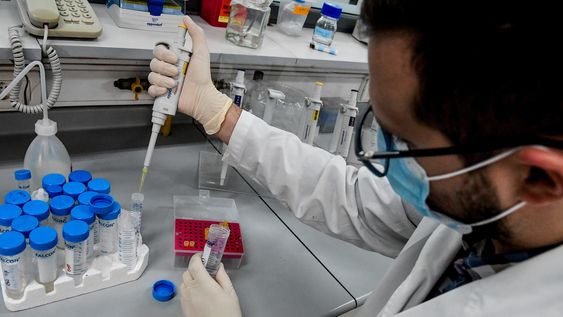Investigadores en un laboratorio del Institut Pasteur de Montevideo Investigadores en un laboratorio del Institut Pasteur de Montevideo
