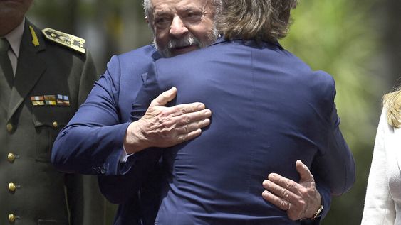 Lacalle Pou saluda a Lula durante el encuentro en Montevideo. Foto: Dante Fernández / AFP Lacalle Pou saluda a Lula durante el encuentro en Montevideo. Foto: Dante Fernández / AFP