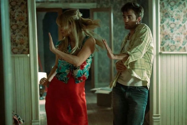 Jennifer Lawrence y Robert Pattinson en Mátate, amor.