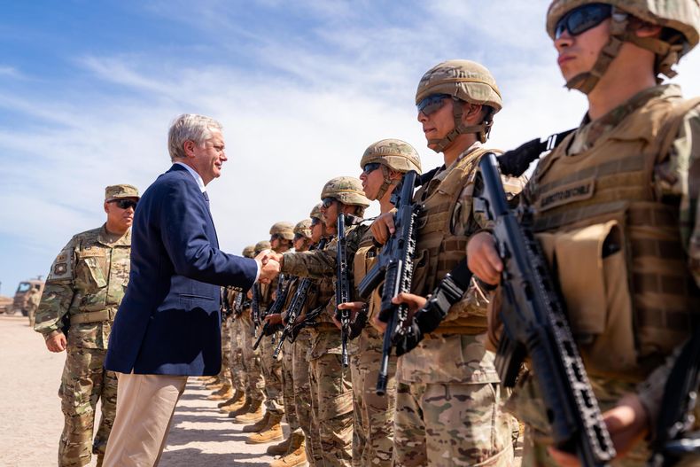 Fotografía cedida por Presidencia de Chile que muestra al mandatario, José Antonio Kast, saludando a militares en el punto de Observación Fronteriza en el complejo Chacalluta este lunes, en Arica (Chile).