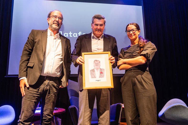 Pedro Bordaberry con la caricatura de Junior, junto a Andrés Danza y Victoria Fernández, al terminar el encuentro en Magnolio Sala
