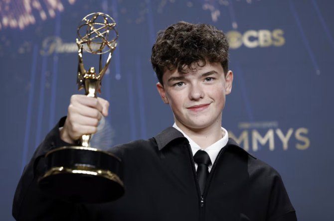 El actor inglés Owen Cooper posa con el Emmy al mejor actor de reparto.