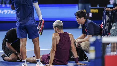 Carlos Alcaraz recibe atención médica en Tokio.