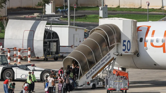 Unos pasajeros de un vuelo de flydubai con destino Dubái embarcan el 30 de septiembre de 2026 en el aeropuerto de Ben Gurion, cerca de Tel Aviv.