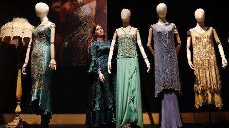 Entre las piezas icónicas que se exponen en la subasta se encuentran varias prendas del vestuario de las hermanas Crawley, incluido el vestido de novia de Lady Mary.