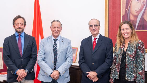 De la Embajada de la Orden de Malta: consejero Stanislas Lubomirski, embajador Sigismund von Habsburg Lothringen, presidente Santiago Fonseca y dama Verónica Llovet.