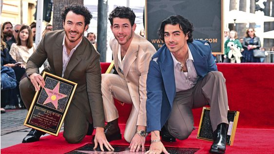 Después de 18 años de carrera finalmente los Jonas Brothers consiguieron su estrella en la Hollywood Boulevard. AFP, Frederic J. Brown