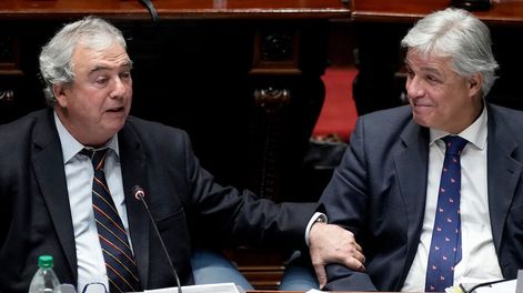 Luis Alberto Heber y Francisco Bustillo durante una interpelación. Foto: Javier Calvelo / adhocFOTOS