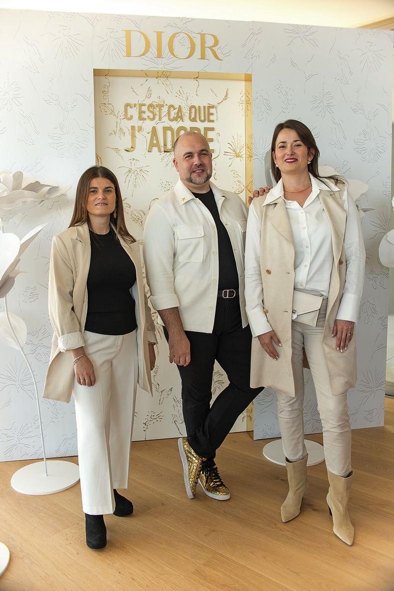 La directora de Perfumería Todo Graciana Font, el embajador de Fragancias Dior para Latinoamérica Pablo Schenfeld y Beatriz Aguirre, de Grupo Mansilla