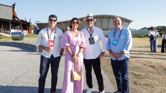 Gerente de Innovación Estratégica de Antel Marcelo Abreu, vicepresidenta de AWS para América Latina Paula Bellizia, director de D’Local Sergio Fogel y Juan Pablo Estévez, de AWS. Gerente de Innovación Estratégica de Antel Marcelo Abreu, vicepresidenta de AWS para América Latina Paula Bellizia, director de D’Local Sergio Fogel y Juan Pablo Estévez, de AWS.