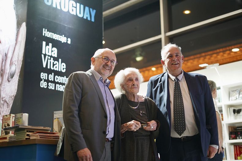 El ministro de Educación y Cultura Pablo da Silveira, la escritora Ida Vitale y el director nacional de Turismo Roque Baudean en el stand de Uruguay en la Feria del Libro de Buenos Aires