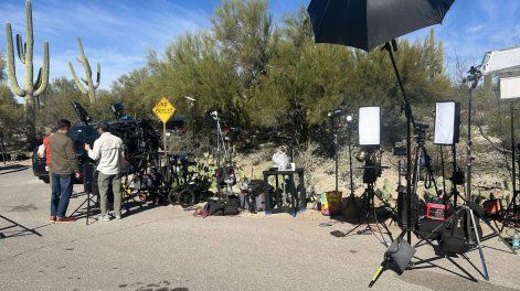Fotografía de periodistas y equipos afuera de la casa de Nancy Guthrie, en Catalina Foothills (Az, EE.UU.).