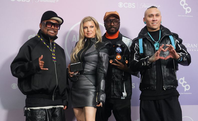 Fergie se reencontró con sus compañeros de Black Eyed Peas al recibir el premio a la Mejor canción del recuerdo.