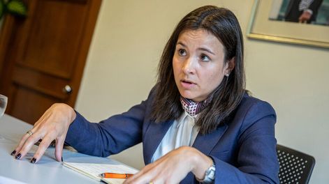 Presidenta de la Ursec, Mercedes Aramendía, durante la entrevista con Búsqueda. Fotos: Mauricio Zina / adhocFOTOS