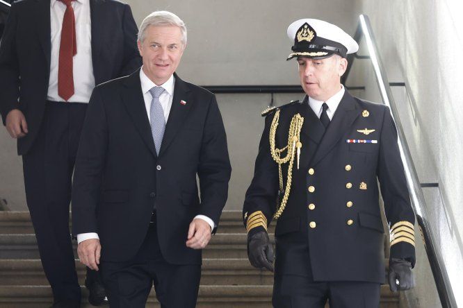 El presidente electo de Chile, José Antonio Kast, asiste a una reunión en el palacio de La Moneda, en Santiago (Chile).