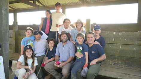 Los hermanos Enrique, Diego y Jorge Albanell Bensich con sus hijos