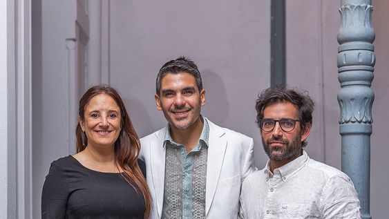 Natalia Martínez y Guillermo Giménez rodean a Leonardo Sande.