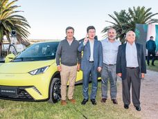 Director de Peugeot Uruguay José Luis Donagaray, sales manager de BYD Kris Wang, director de BYD Uruguay Santiago Guelfi y director de Sadar Manuel Guelfi
