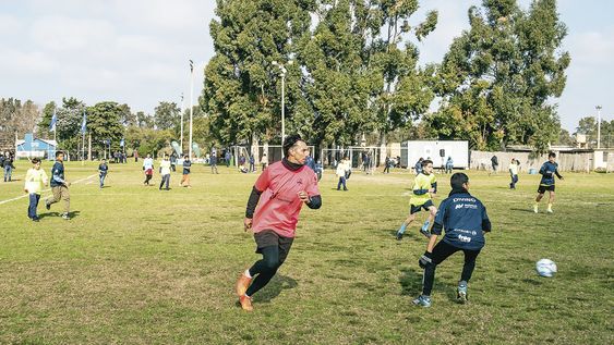 Fabián Carini juega con niños y niñas de escuelas de Montevideo Fabián Carini juega con niños y niñas de escuelas de Montevideo
