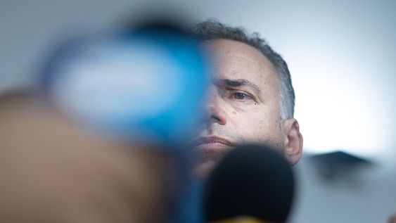 Yamandú Orsi durante la conferencia de prensa en la sede del Frente Amplio. Foto: Pablo Vignali, adhocFOTOS