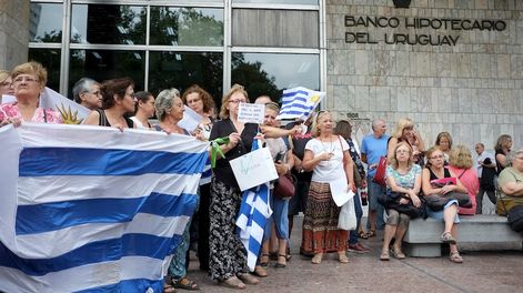 Una manifestación de deudores en UR ante el BHU, en 2018