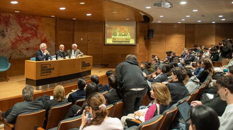 Rodolfo Saldain y Marcelo Abdala durante un debate sobre seguridad social en la Universidad Católica del Uruguay