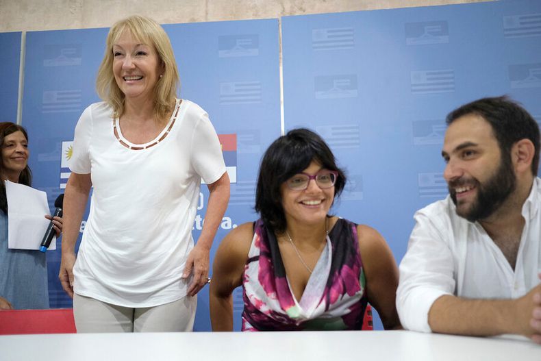 Gonzalo Civila, del Partido Socialista, y Virginia Cardozo, del PVP, en un acto de respaldo a Carolina Cosse como candidata a intendenta de Montevideo, en 2020.