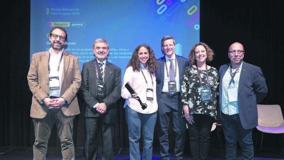 Representantes de Ceibal recibiendo el Premio PwC Uruguay. Foto: PwC Representantes de Ceibal recibiendo el Premio PwC Uruguay. Foto: PwC