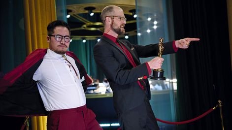 Búsqueda | Los directores Daniel Kwan y Daniel Scheinert (los Daniel) de Todo en todas partes al mismo tiempo, ganadora de siete Oscar. Foto: A.M.P.A.S.