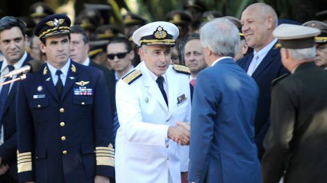 Carlos Abilleira y Tabaré Vázquez en 2019 durante una ceremonia en la Plaza de Armas del Comando General del Ejército. Foto: Javier Calvelo / adhocFOTOS