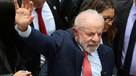 El presidente de Brasil, Luiz Inácio Lula da Silva (centro), saluda junto a la primera dama, Rosangela Janja Da Silva, durante la Ceremonia de Defensa de la Democracia en conmemoración del tercer aniversario del intento de golpe de Estado que invadió y destruyó edificios de los tres poderes del Estado, en el Palacio de Planalto, Brasilia, el 8 de enero de 2026.