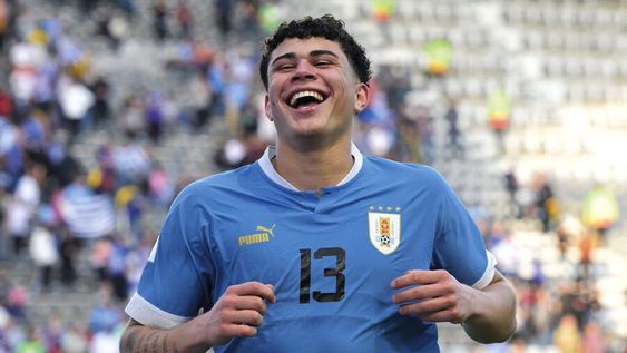 Alan Matturro, una de las últimas figuras que produjo el fútbol uruguayo, debutará en la primera división de Italia con el Genoa. Foto: AFP / Juan Mabromata