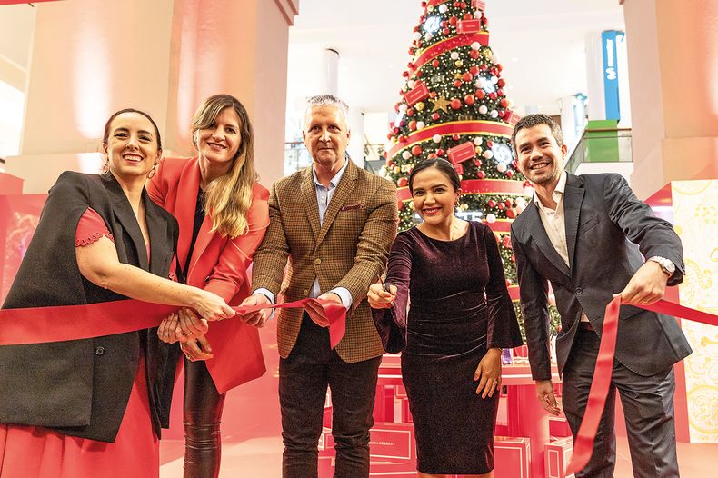 Gerenta de Marca de Carolina Herrera Mariana Muñoz, gerenta general de AJ Boston Eliana Pérez, gerente de Punta Carretas Ignacio Morales, gerenta de Marketing regional del Grupo Puig Larisa Ramírez y manager comercial del Grupo Puig Francisco Abreu