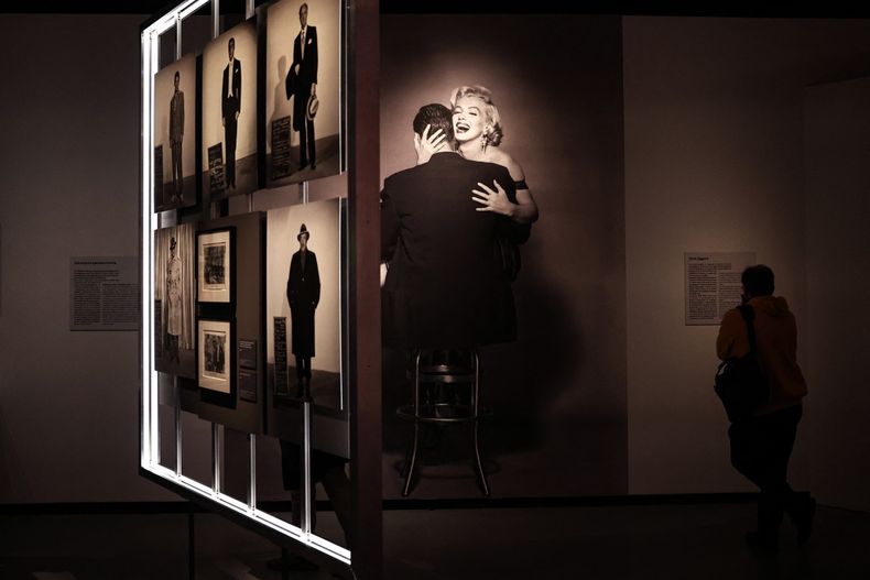 La exposición muestra a una actriz estratégica, una mujer que entendió claramente el poder de su imagen y negoció de forma activa y constante en su carrera.