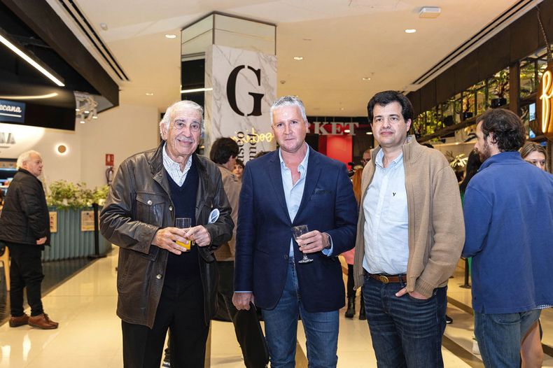 De Punta Carretas Shopping: presidente del Consejo Directivo Alegre Sasson, gerente general Jose Ignacio Morales y jefe de Marketing Enrique Sojo
