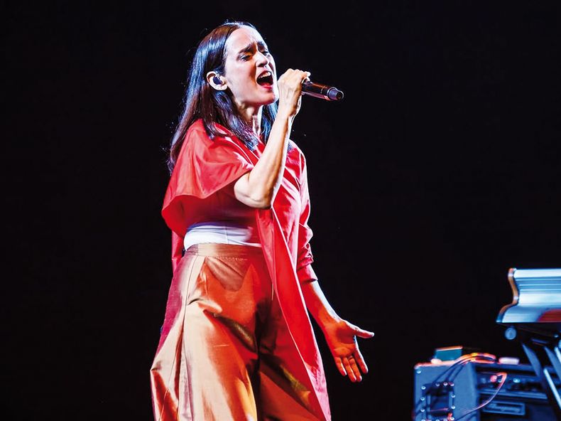 Julieta Venegas en el Sodre, Día del Cómic en el Centro Cultural de España y artistas de papel en el MNAV