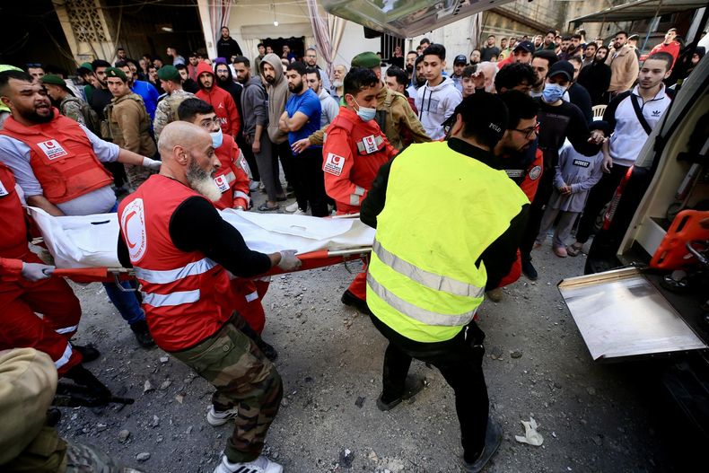 Personal de emergencia en el lugar de los hechos tras un ataque aéreo israelí contra un barrio de la localidad de Mieh Mieh, cerca de Sidón, en el sur de Líbano, el 13 de marzo de 2026. (Líbano).