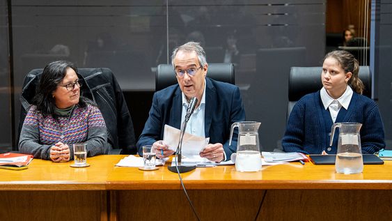 Gabriela Verde, subsecretaria del MEC, José Carlos Mahía, ministro de Educación y Cultura, y Rocío Schiappapietra, directora de la BNU, en la Comisión de Educación y Cultura de Diputados Gabriela Verde, subsecretaria del MEC, José Carlos Mahía, ministro de Educación y Cultura, y Rocío Schiappapietra, directora de la BNU, en la Comisión de Educación y Cultura de Diputados