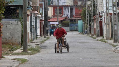 Una persona transita por una calle en La Habana, lunes 23 de febrero de 2026.