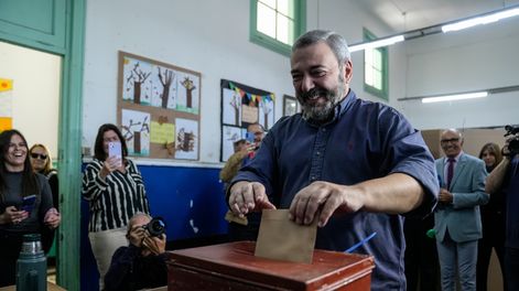 Mario Bergara votando en su circuito en la Escuela 53 del Cerrito de la Victoria, en Montevideo