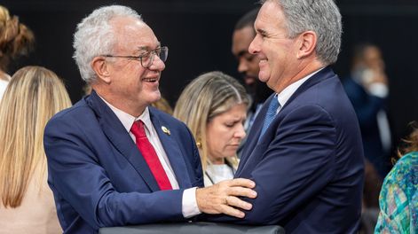 Canciller de Uruguay Mario Lubetkin junto a su par argentino Pablo Quirno, durante la 56ª Asamblea General de la OEA, en Panamá.&nbsp;