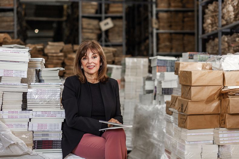 La subsecretaria de Educación y Cultura Ana Ribeiro con los casi 23.000 libros para donar.