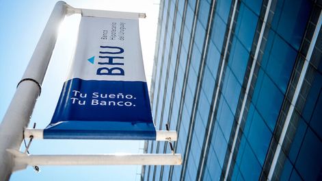 Sede del Banco Hipotecario en Montevideo. Foto: Javier Calvelo / adhocFOTOS