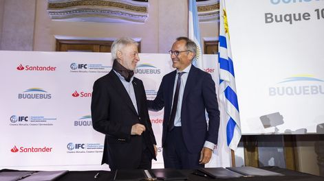 El dueño de Buquebus, Juan Carlos López Mena, con Alfonso García Mora, de la Corporación Financiera Internacional