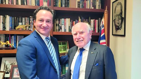 Ignacio Munyo junto a John Howard. Foto: Nadia De Falco