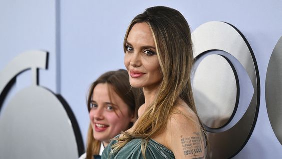 Angelina Jolie llegó vestida por Versace, acompañada y combinada con su hija Vivienne.